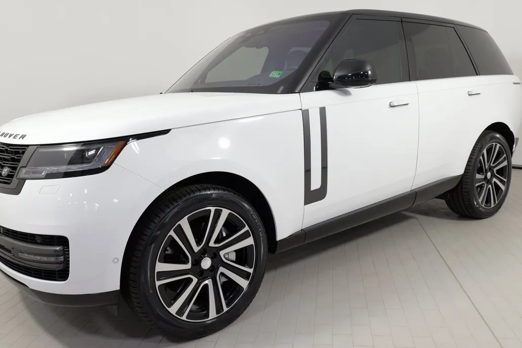 2023 Land Rover Range Rover SE photo 1