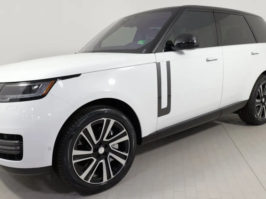 2023 Land Rover Range Rover SE photo 1
