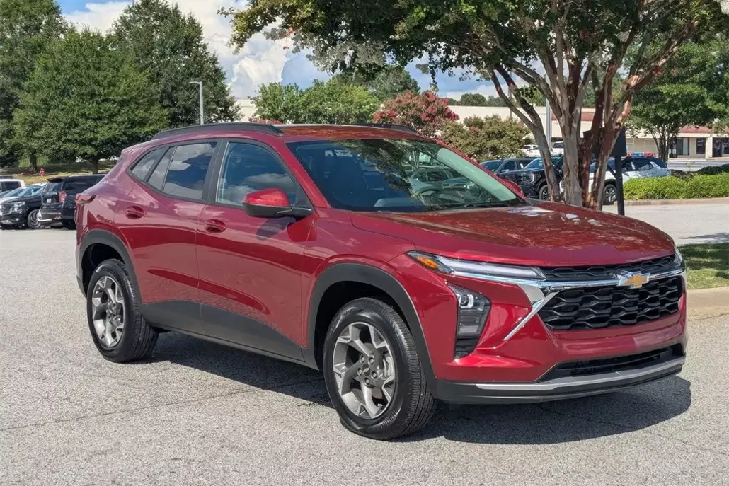 2024 Chevrolet Trax LT photo 1