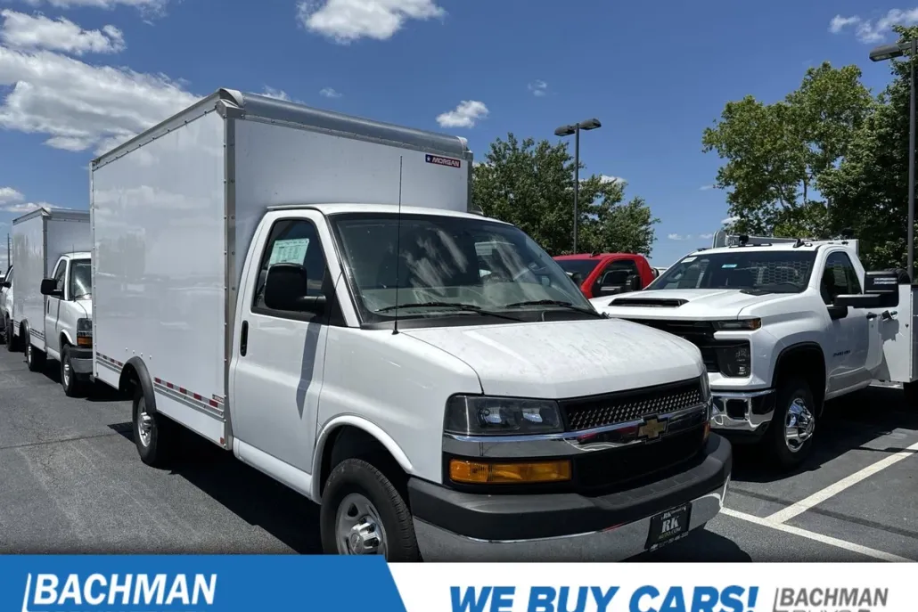 2023 Chevrolet Express Cutaway 3500 photo 1
