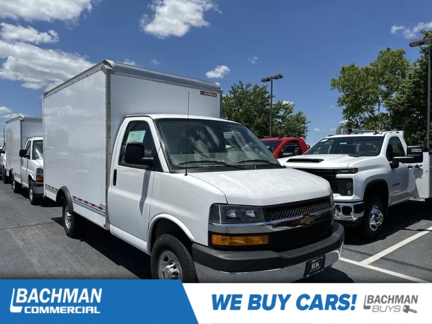 2023 Chevrolet Express Cutaway 3500 photo 1