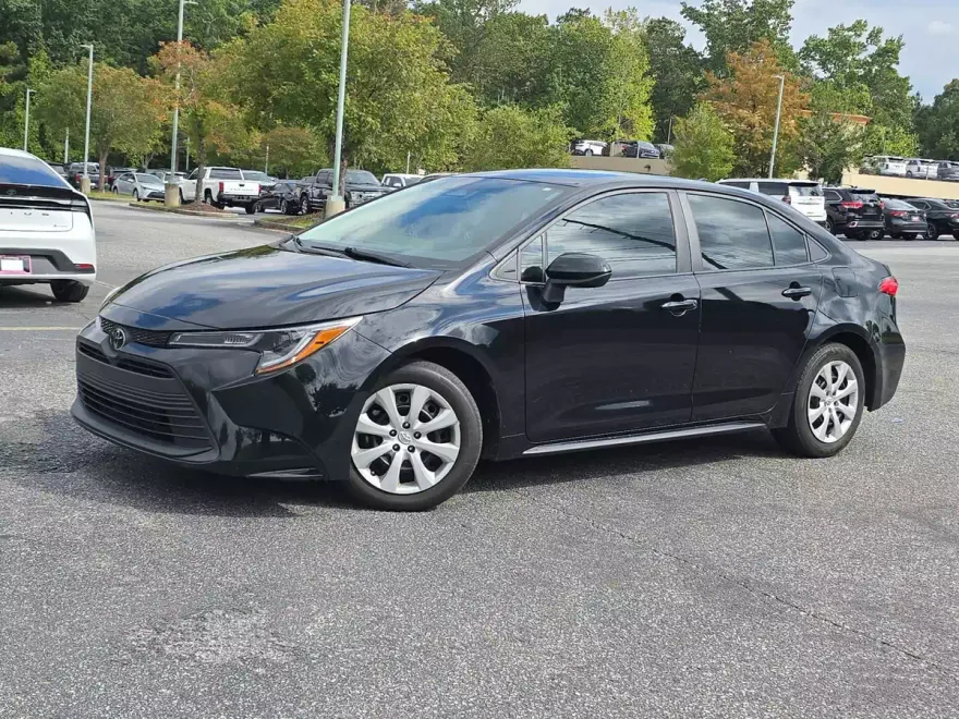 2023 Toyota Corolla LE photo 1