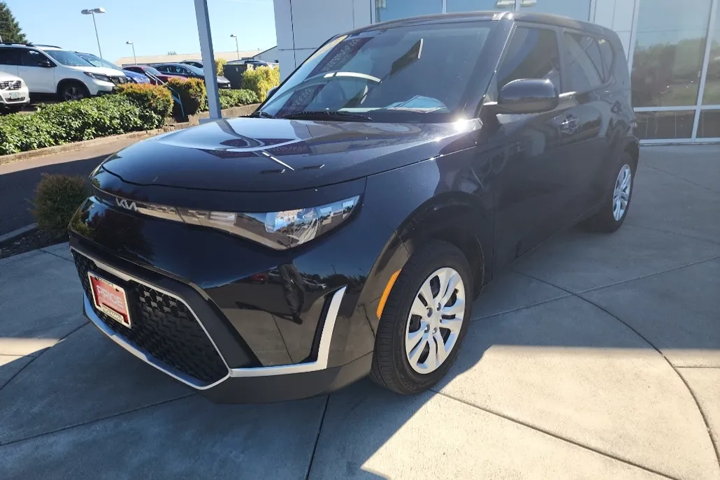 2023 Kia Soul LX photo 1