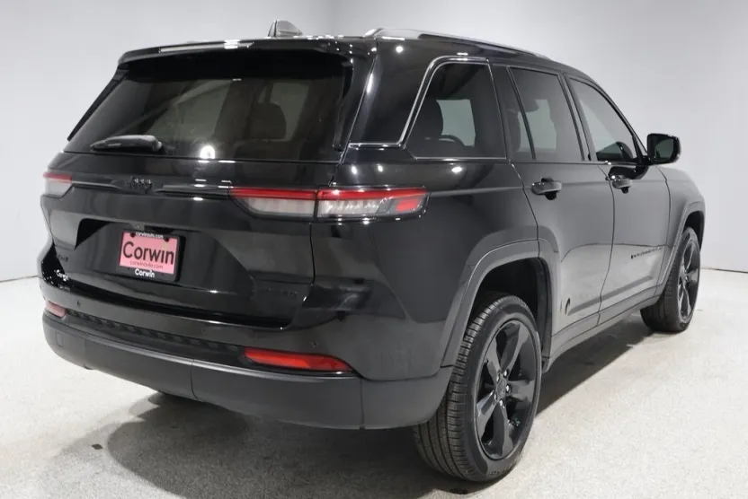2023 Jeep Grand Cherokee Limited photo 1