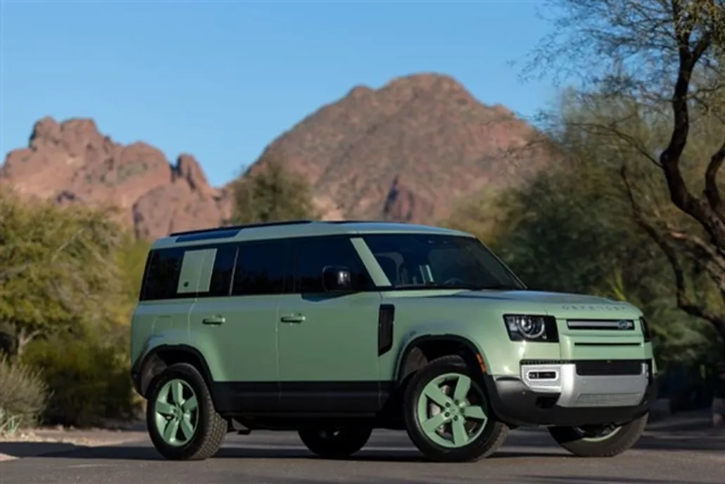 2023 Land Rover Defender photo 1