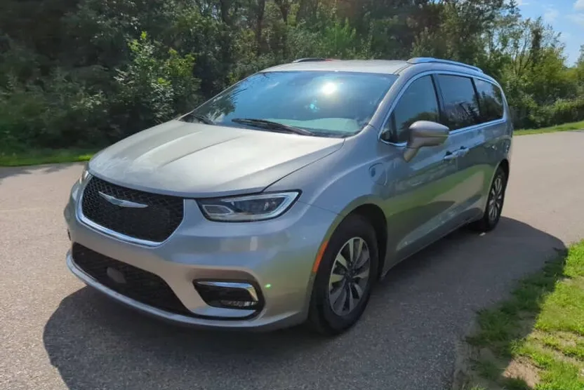 2021 Chrysler Pacifica Hybrid Touring L photo 1