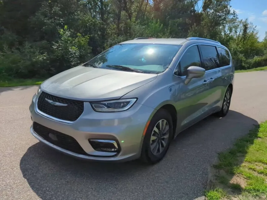 2021 Chrysler Pacifica Hybrid Touring L photo 1