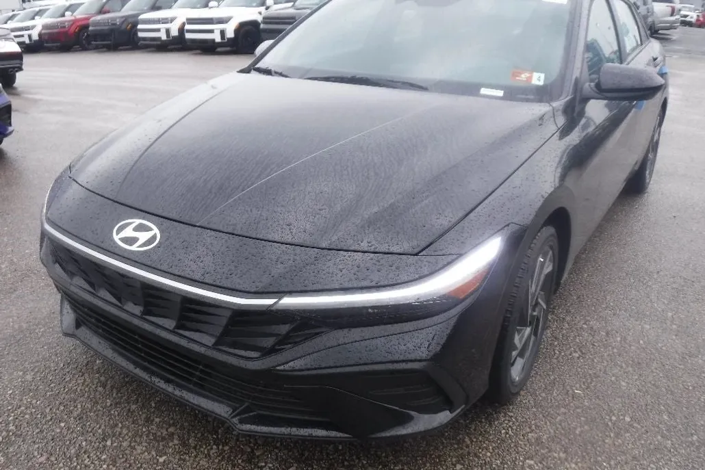 2025 Hyundai Elantra SEL Sport photo 1