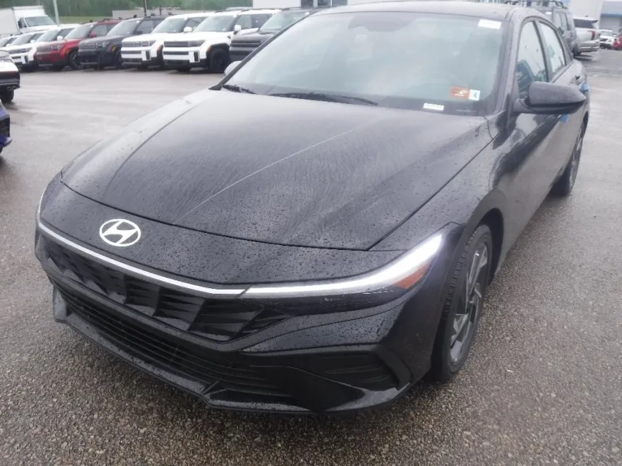 2025 Hyundai Elantra SEL Sport photo 1
