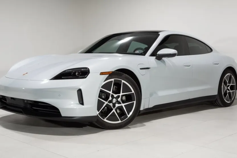 2025 Porsche Taycan photo 1
