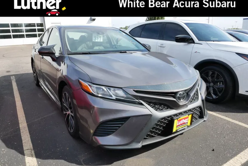 2020 Toyota Camry SE photo 1