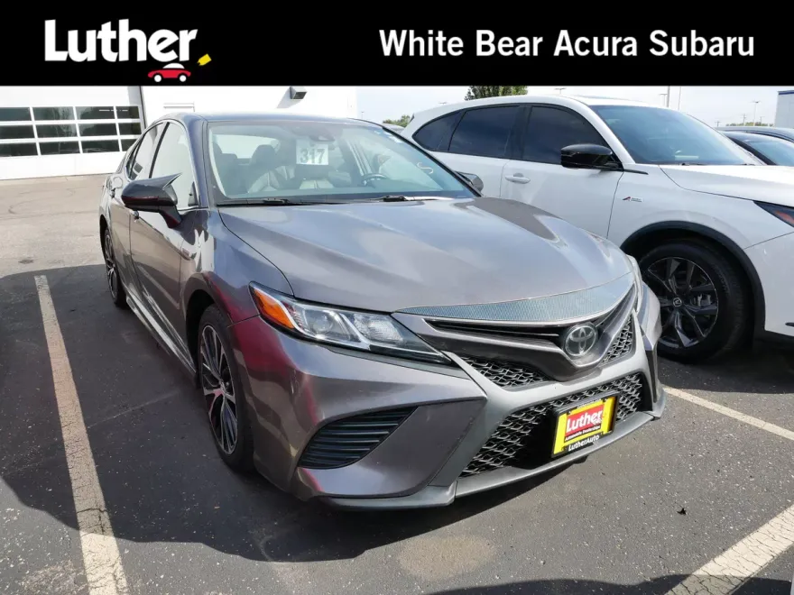 2020 Toyota Camry SE photo 1
