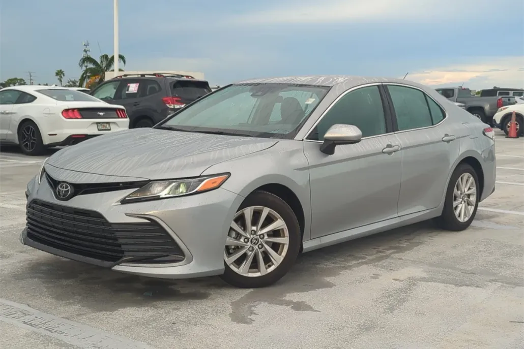 2023 Toyota Camry LE SE photo 1