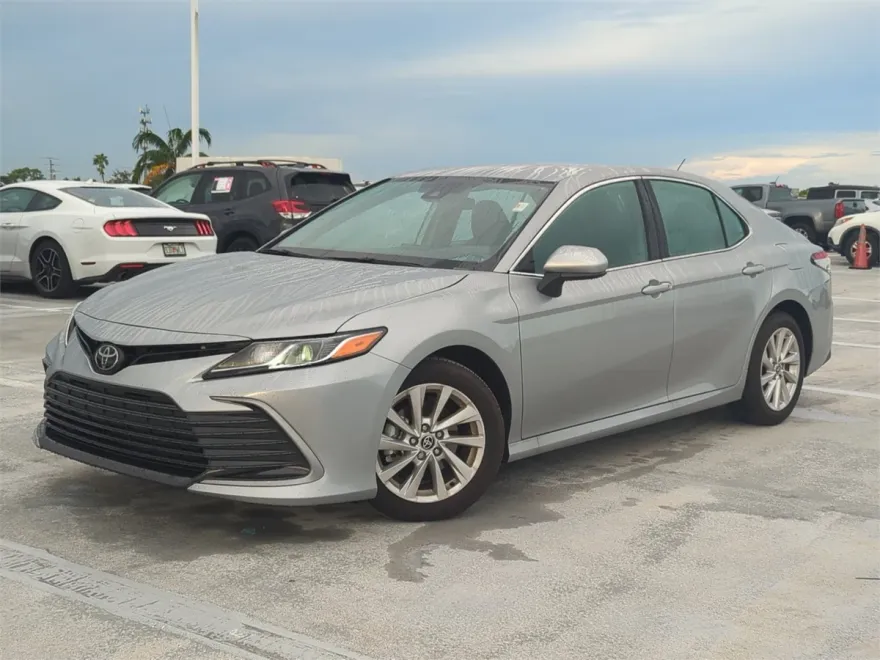2023 Toyota Camry LE SE photo 1