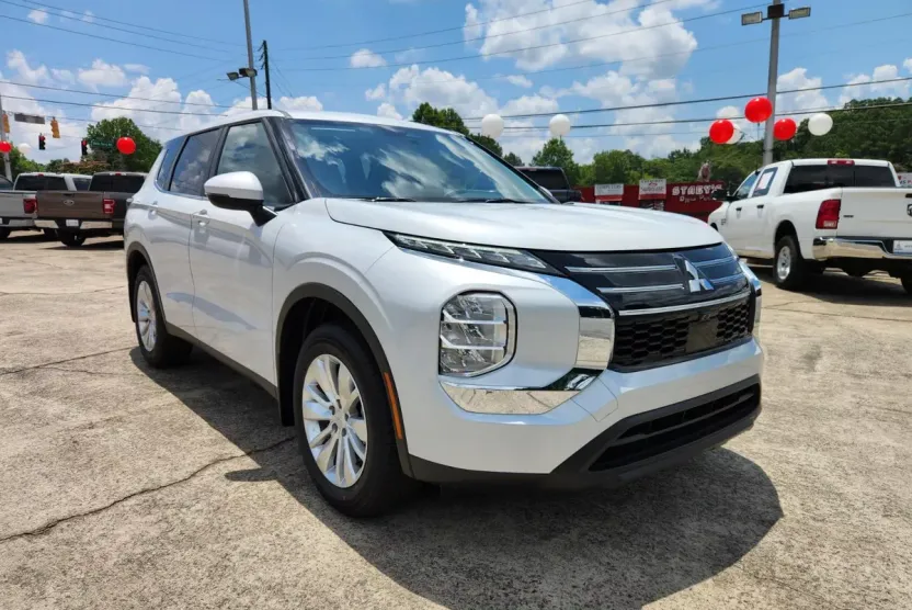 2025 Mitsubishi Outlander ES 2.5 photo 1