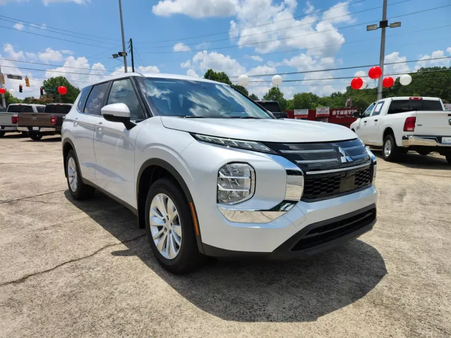 2025 Mitsubishi Outlander ES 2.5 photo 1