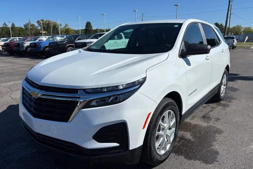 2022 Chevrolet Equinox LS photo 1