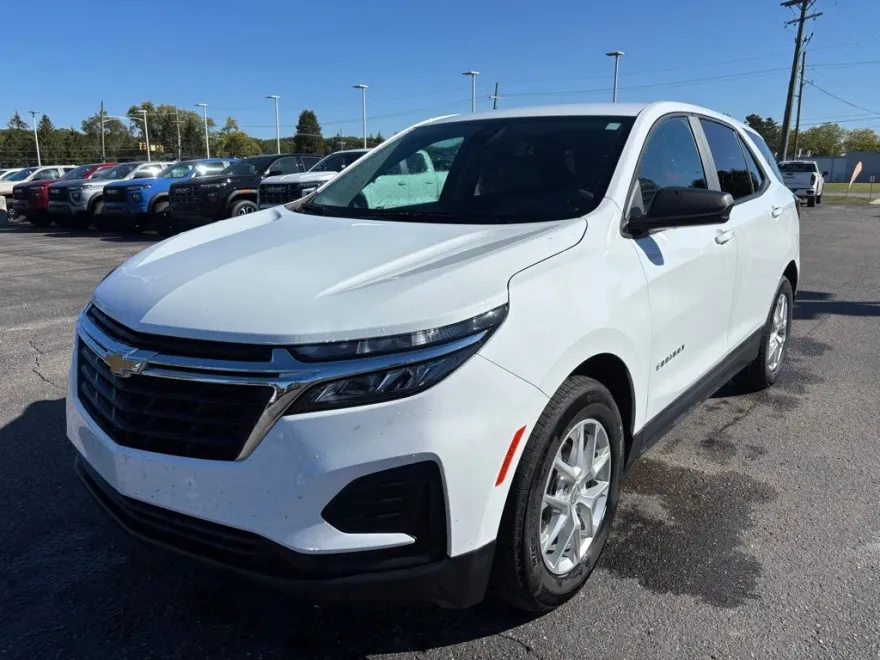 2022 Chevrolet Equinox LS photo 1