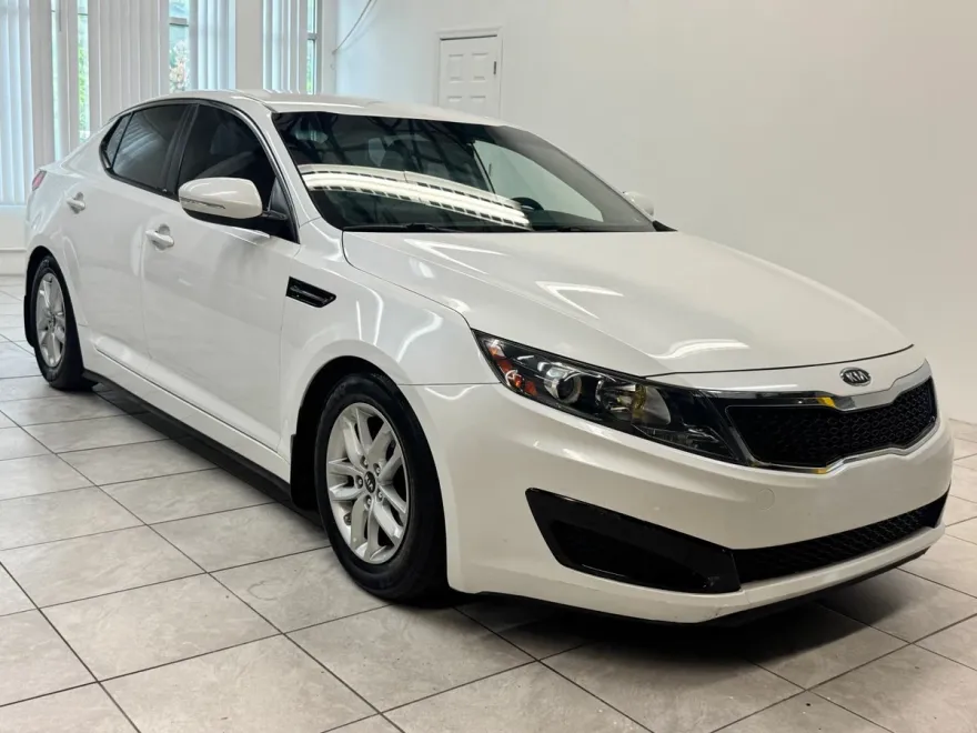 2011 Kia Optima LX photo 1
