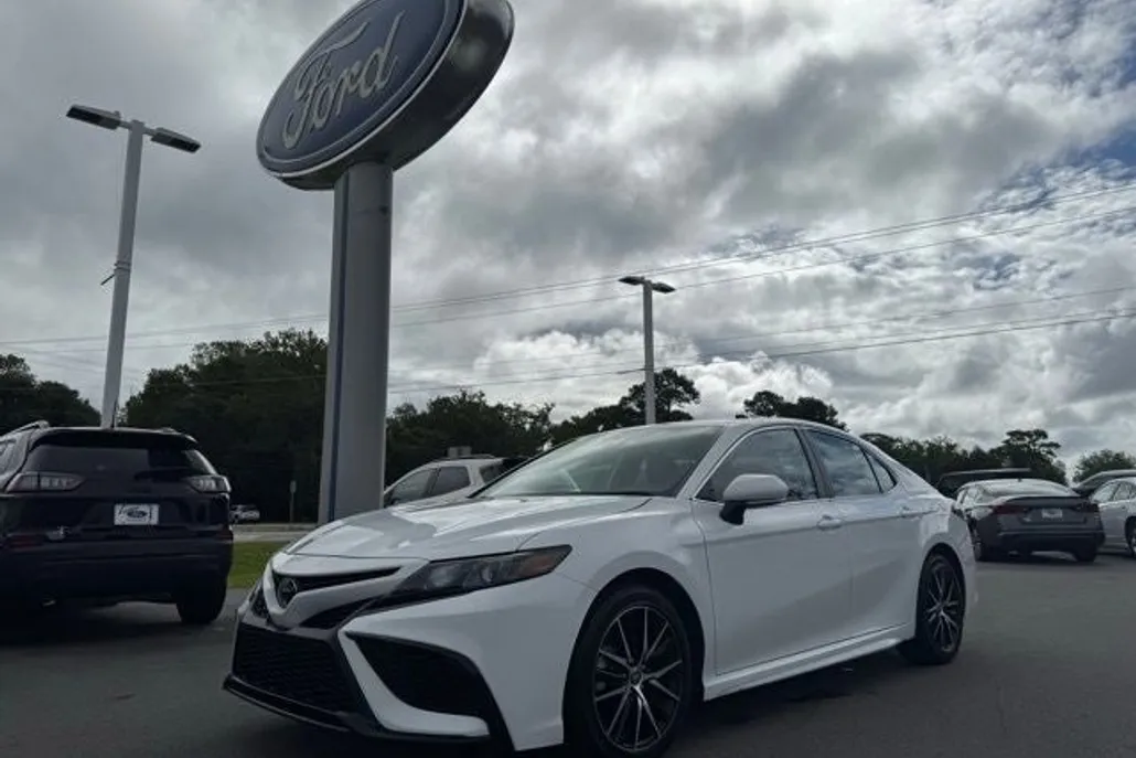 2023 Toyota Camry SE photo 1
