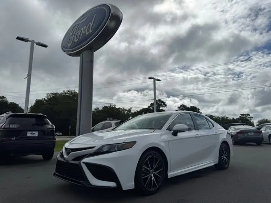 2023 Toyota Camry SE photo 1