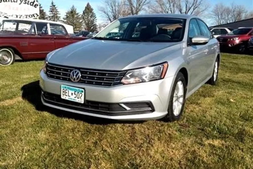 2018 Volkswagen Passat S photo 1