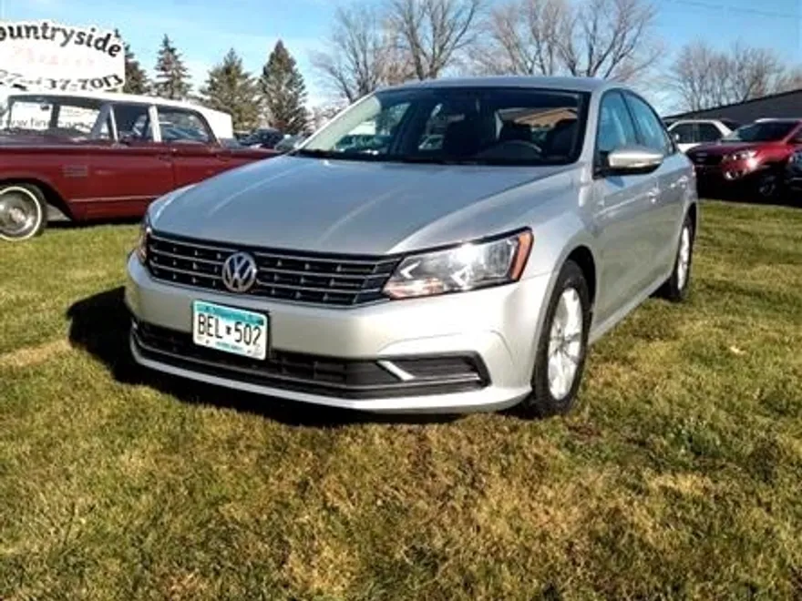 2018 Volkswagen Passat S photo 1