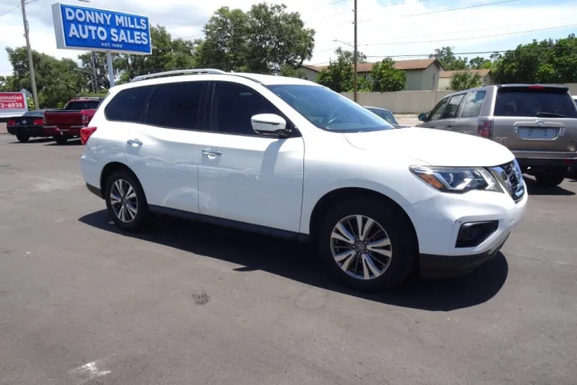 2019 Nissan Pathfinder SL photo 1