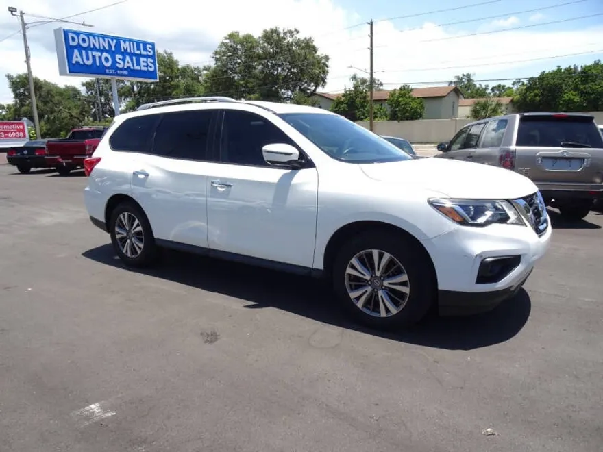 2019 Nissan Pathfinder SL photo 1