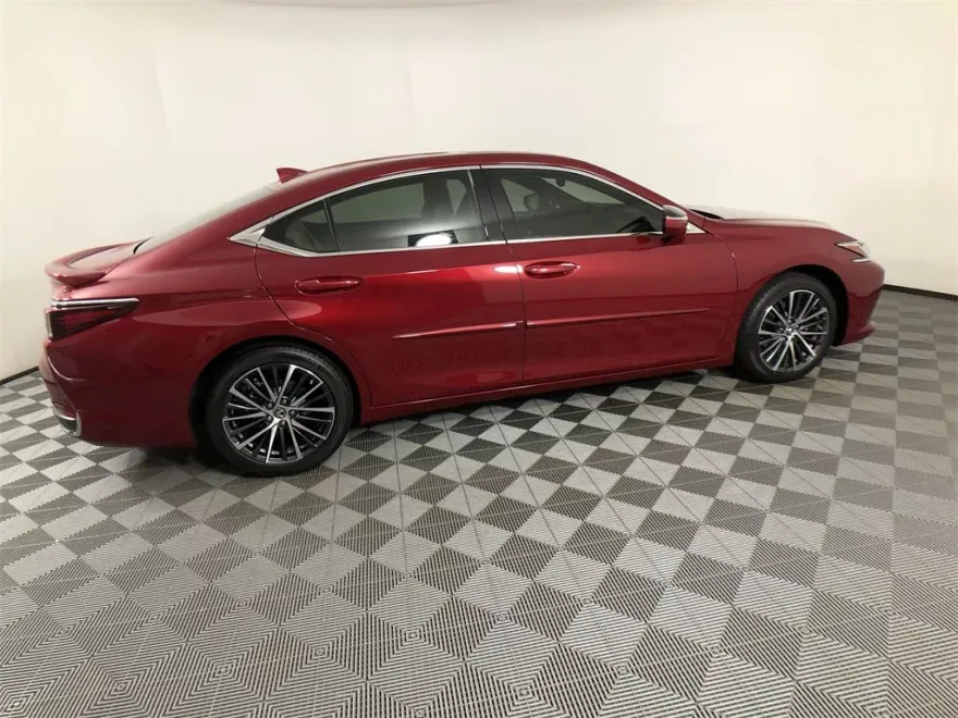 2025 Lexus ES 300h photo 1