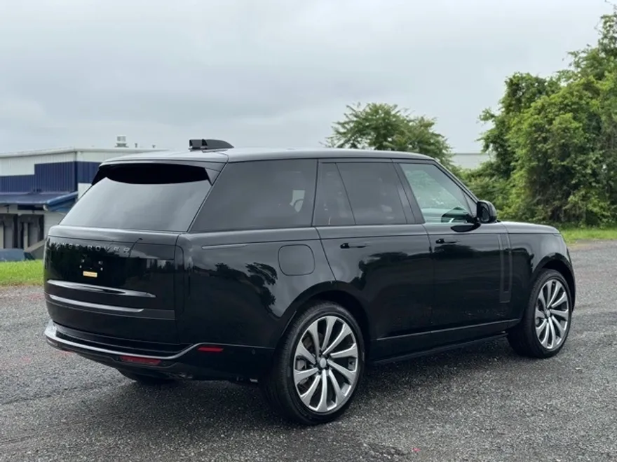 2025 Land Rover Range Rover SE photo 1