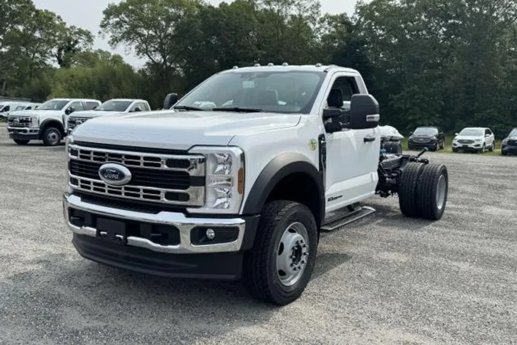 2025 Ford F-600 photo 1