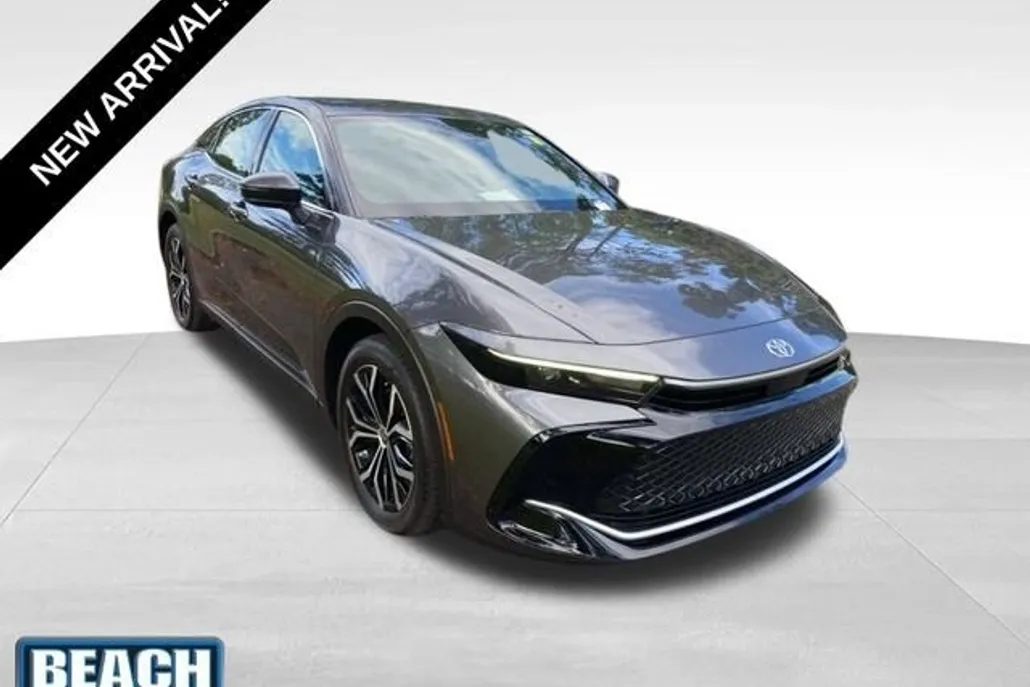 2023 Toyota Crown XLE photo 1