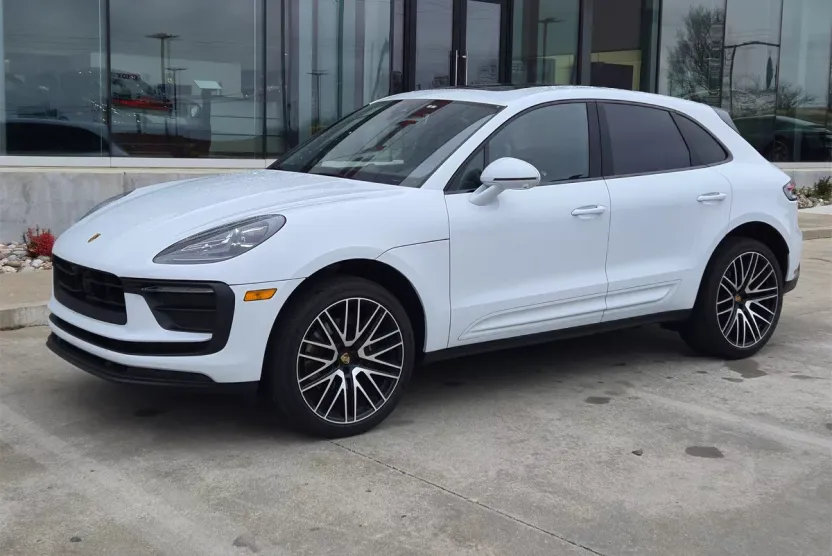 2024 Porsche Macan Base photo 1
