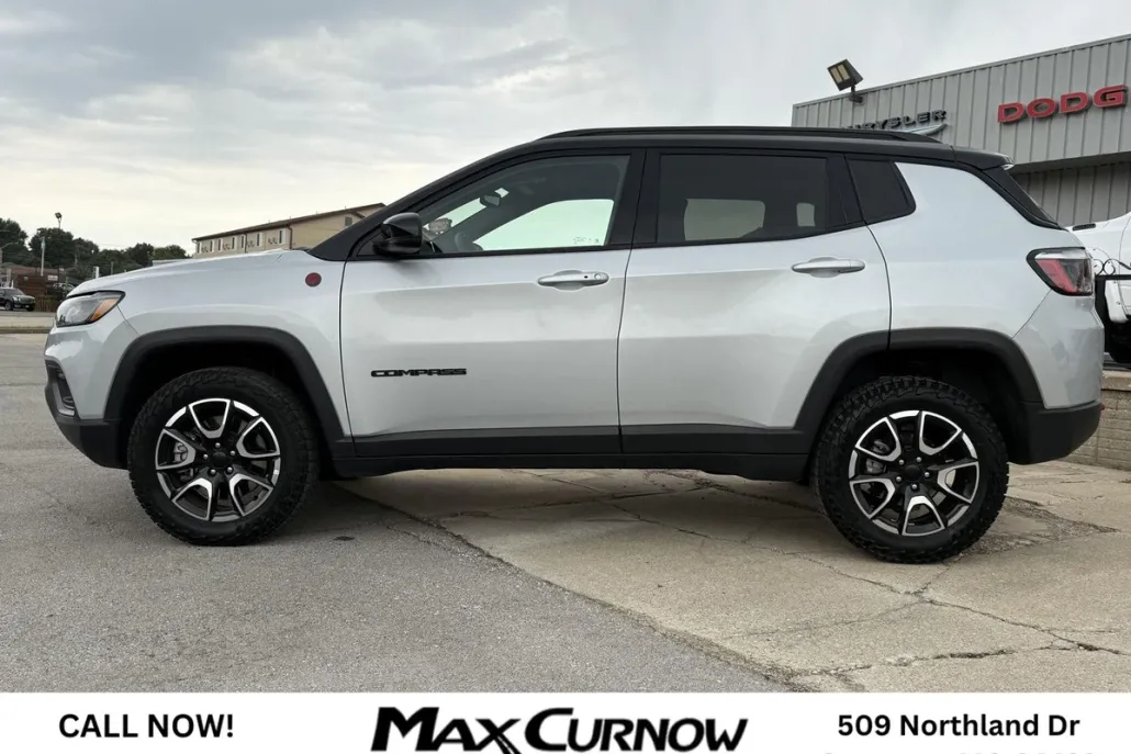 2024 Jeep Compass Trailhawk photo 1