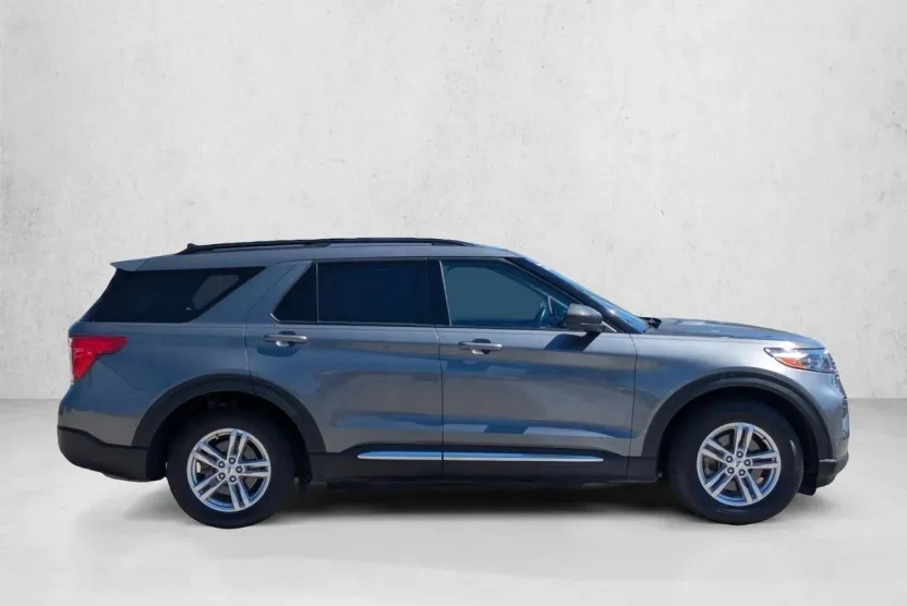 2022 Ford Explorer XLT photo 1