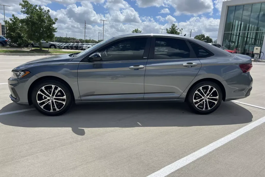 2025 Volkswagen Jetta Sport photo 1