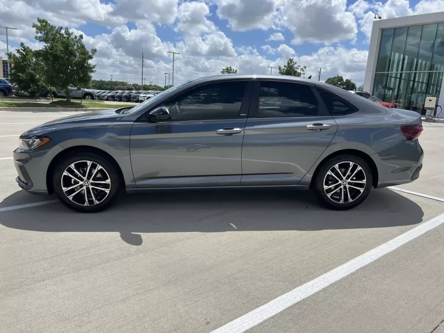 2025 Volkswagen Jetta Sport photo 1