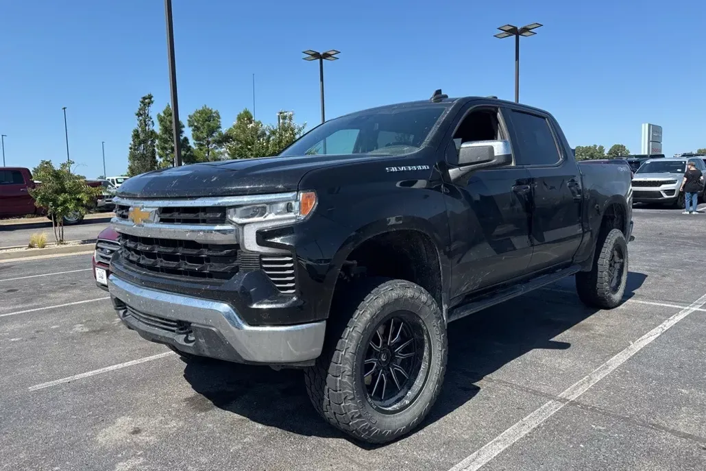 2023 Chevrolet Silverado 1500 LT1 photo 1