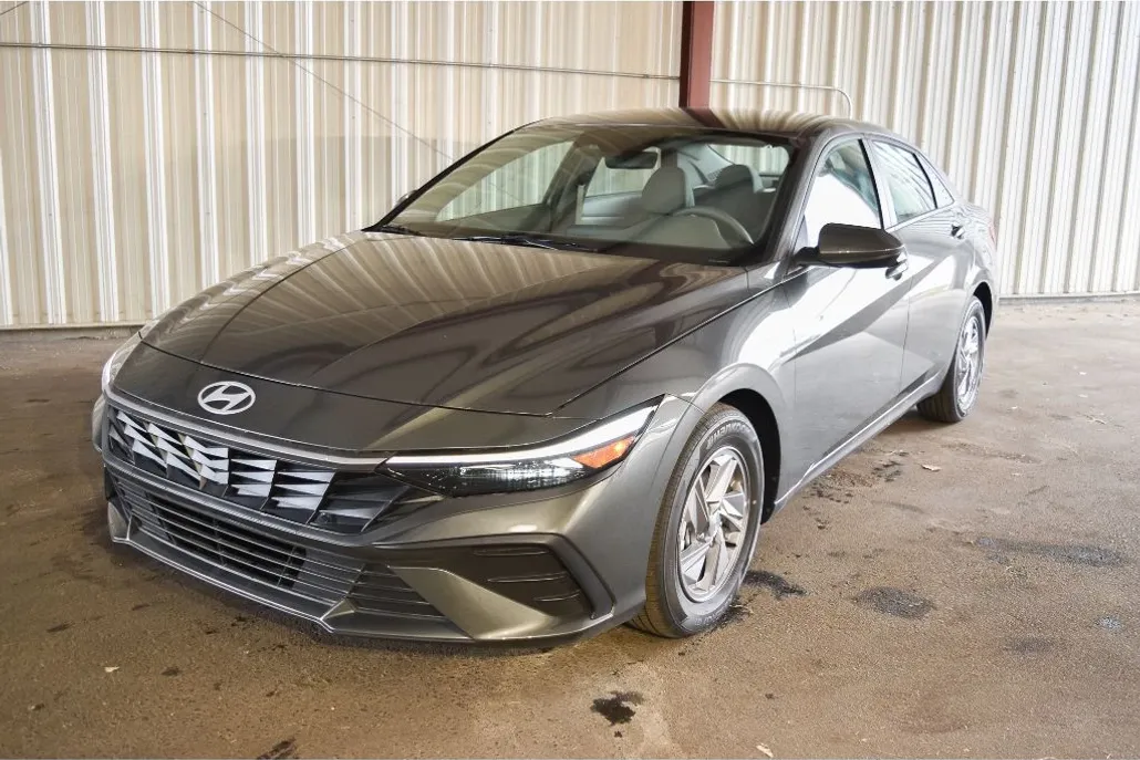 2025 Hyundai Elantra SE photo 1
