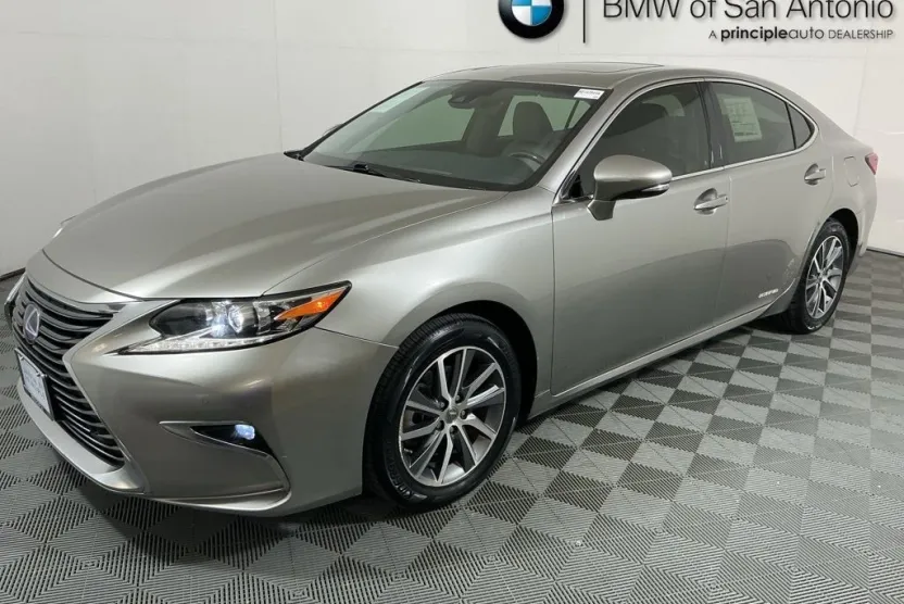 2017 Lexus ES 300h photo 1