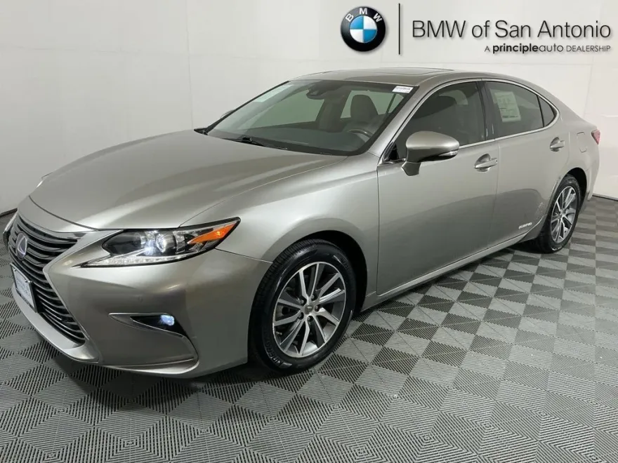 2017 Lexus ES 300h photo 1