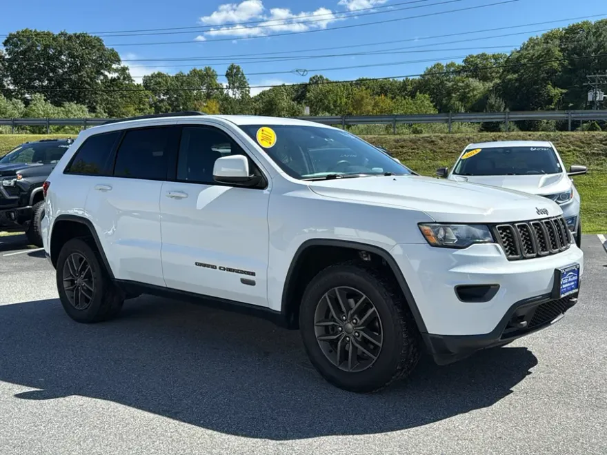 2017 Jeep Grand Cherokee Anniversary Edition photo 1
