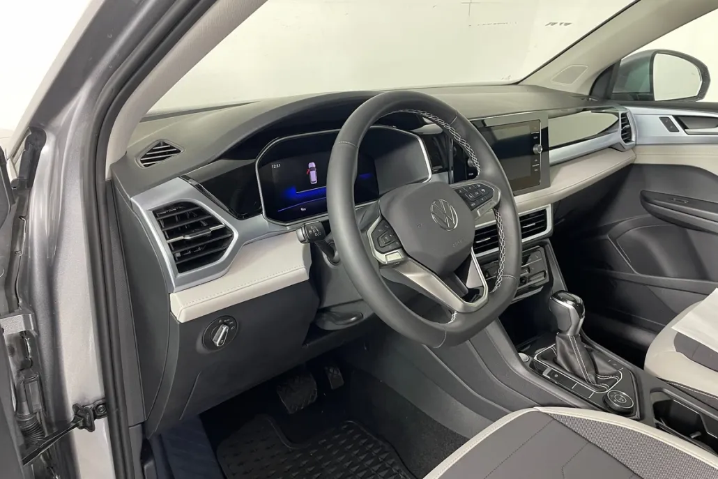 2025 Volkswagen Taos SE photo 1