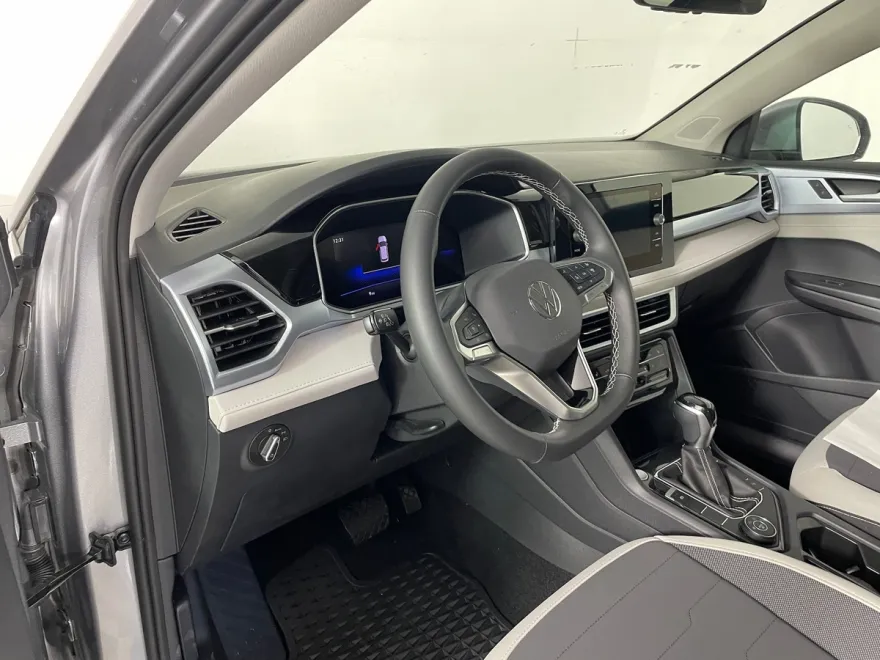 2025 Volkswagen Taos SE photo 1
