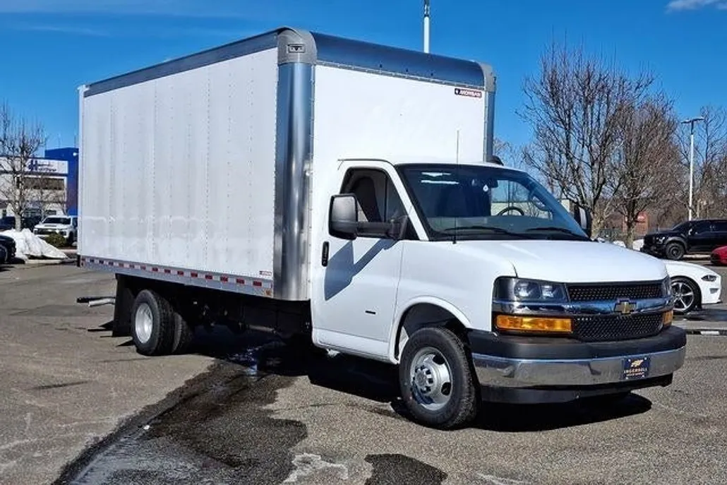 2024 Chevrolet Express Cutaway 3500 photo 1