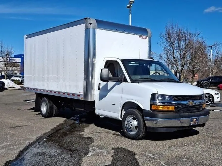 2024 Chevrolet Express Cutaway 3500 photo 1