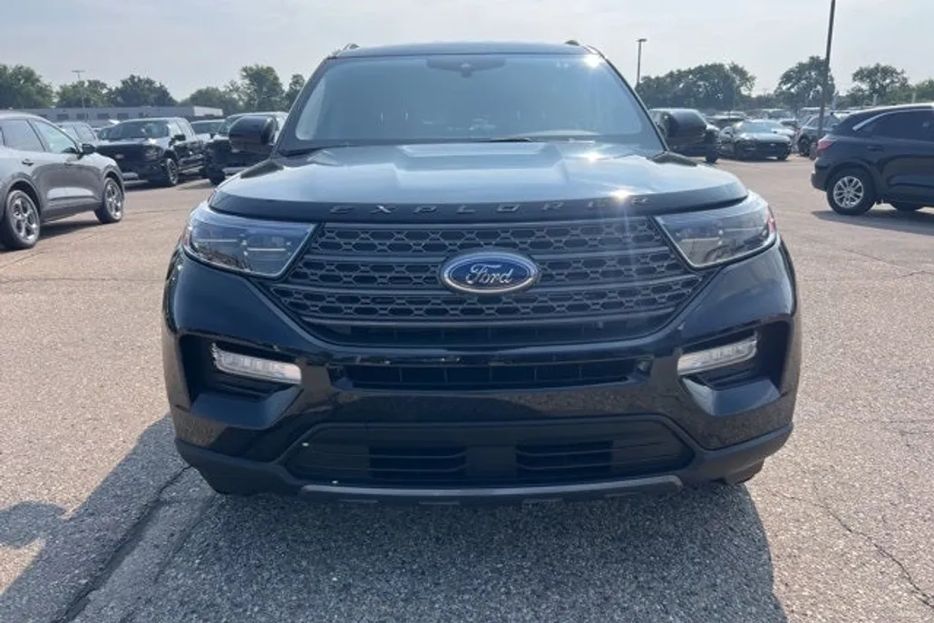 2022 Ford Explorer XLT photo 1