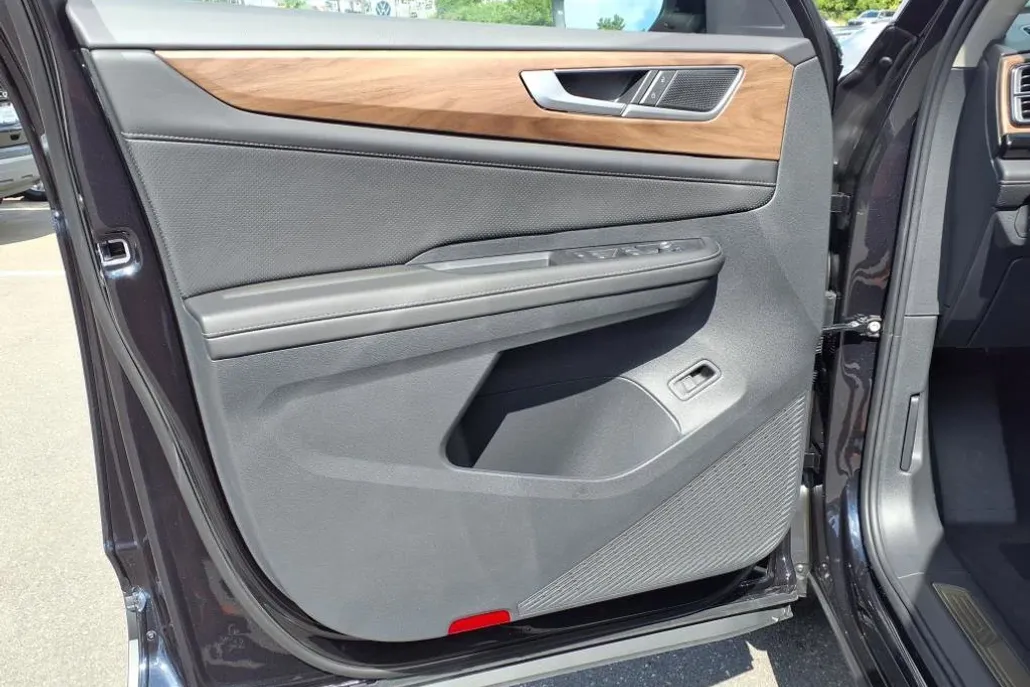 2025 Volkswagen Atlas SE Technology photo 1