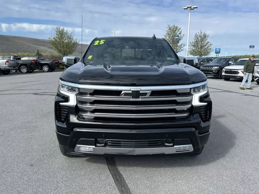 2025 Chevrolet Silverado 1500 High Country photo 1